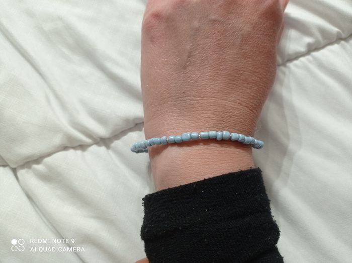 Bracelet en perles bleues ciel argentées, fait main Neuf - photo numéro 3