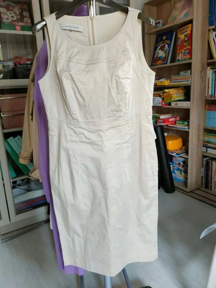 Robe Gérard  Darel  beige, coupe  structurée, détails  couture,  élégance sobre