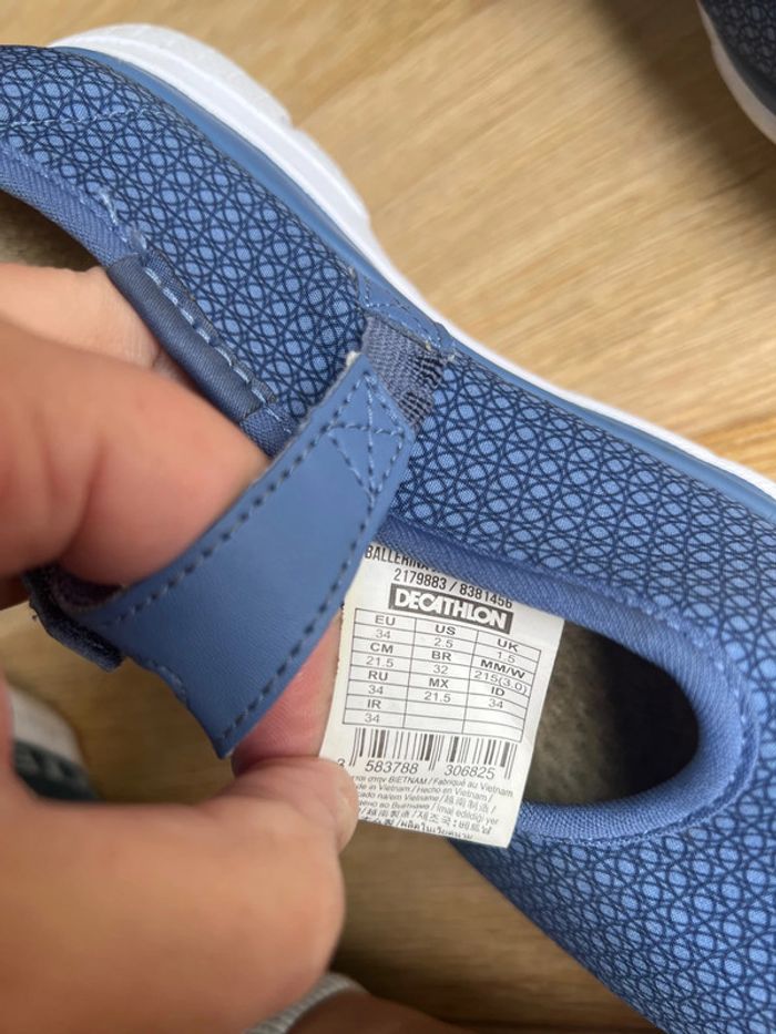 Ballerine sportive décathlon taille 34 bleu en très bon état - photo numéro 2
