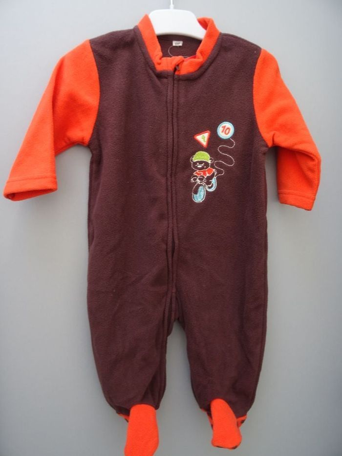 pyjama marron et orange - 9 mois