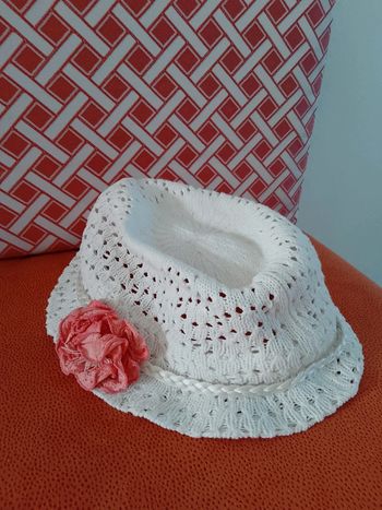 Chapeau bohème blanc en coton avec fleur rose