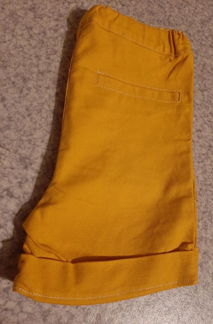 Short jaune - photo numéro 6