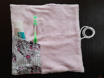 Serviette porte brosse à dents et dentifrice
