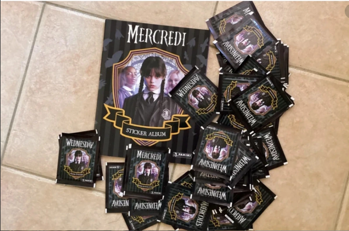 Mercredi ( la famille Addams ) Panini - Album français offert + 60 pochettes