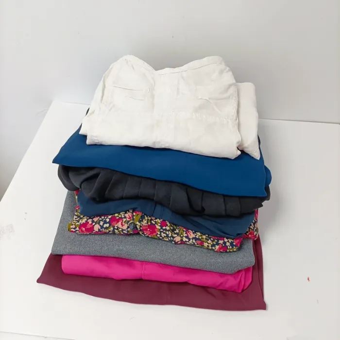 1 salopette + 5 robes + 2 hauts femme taille L, pièces variées et colorées L031