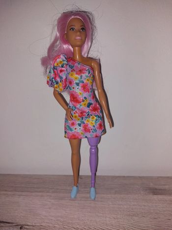 Barbie avec une prothèse