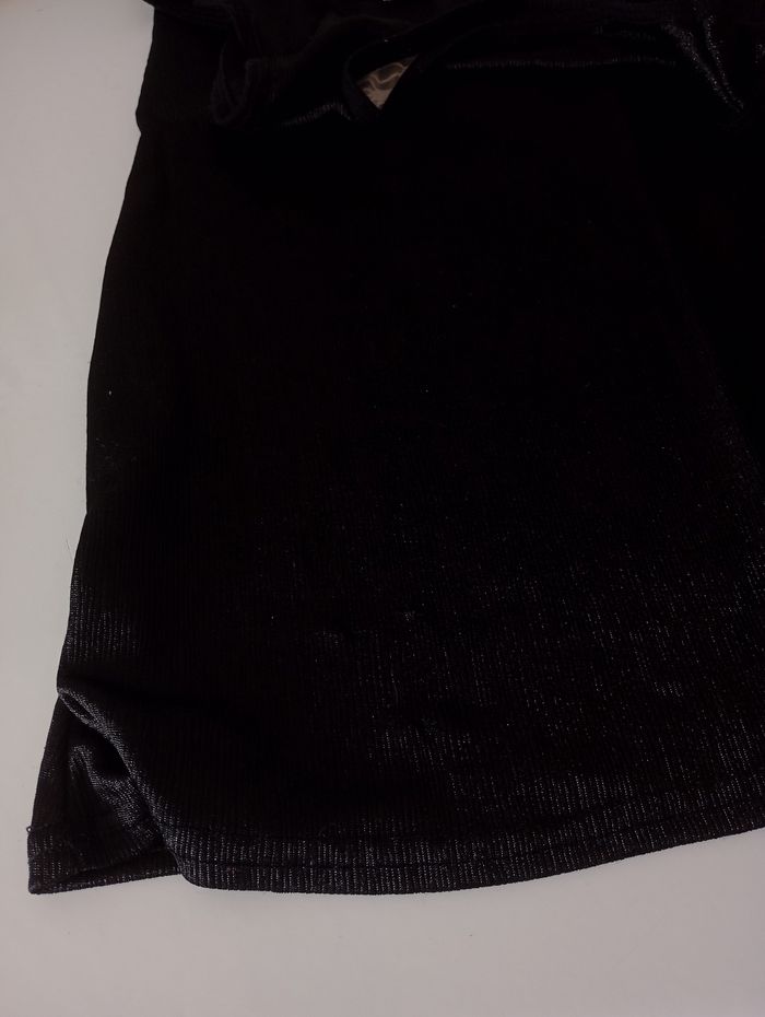 Robe sans manche . 10 ans .Noir brillant et bande dentelle . Polyester élasthanne. Très bon état . - photo numéro 7