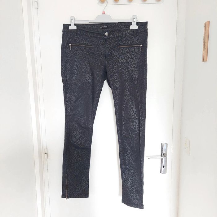 Jean noir enduit motif léopard