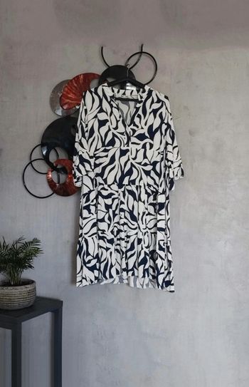 Robe blanche à motifs bleu marine