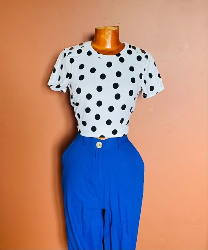 Tee shirt blanc à pois noirs