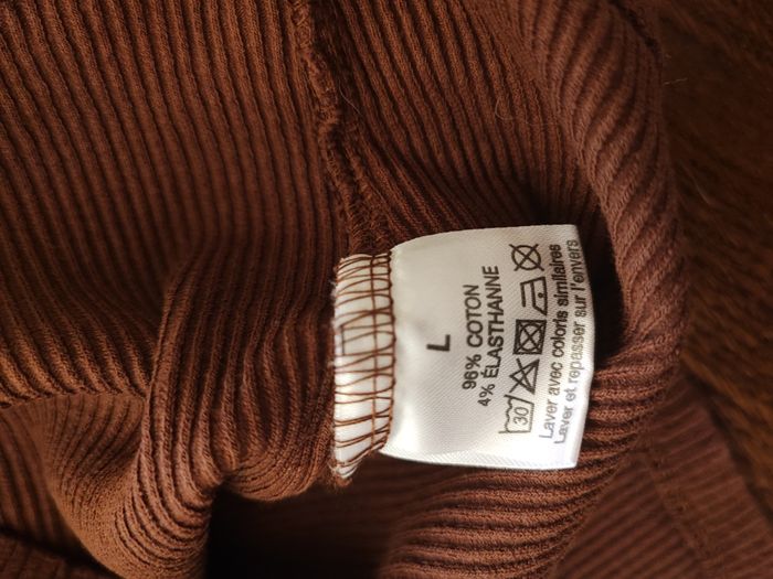 22 – Crop top côtelé marron – Basique canon & comfy 👚 - photo numéro 4