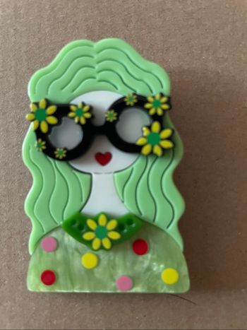 Magique broche femme pop art
