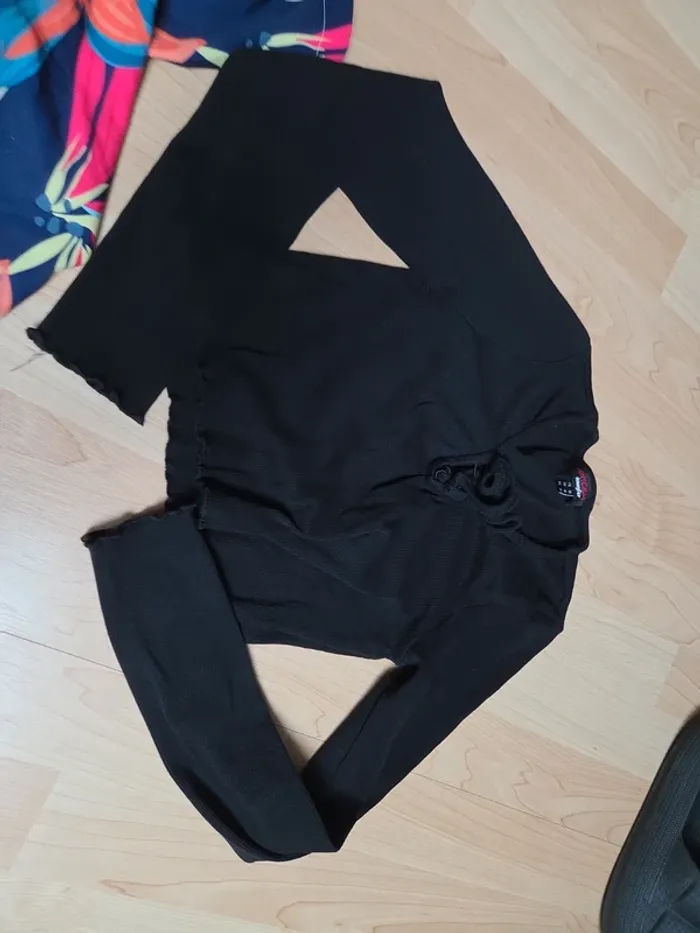 Tee shirt court taille M jennyfer avec laçage