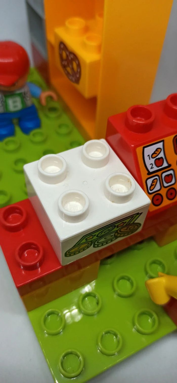 Décor lego duplo avec personnages et chat - photo numéro 2