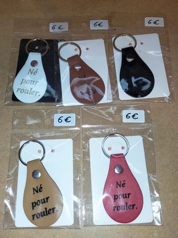 Porte clé Né pour rouler en similicuir ovale