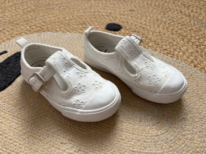Chaussures babies toile blanc broderies anglaises Vertbaudet 23 - photo numéro 3
