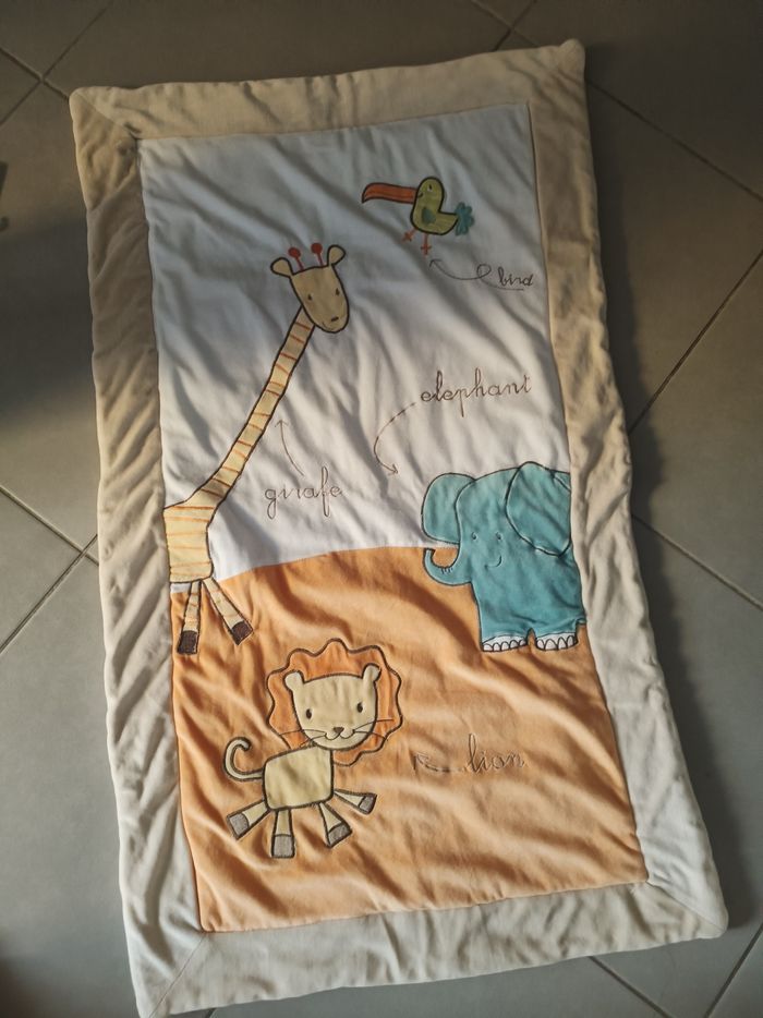jolie couverture pour bébé de 113 cm x 69 cm, avec des motifs d'animaux de la savane.