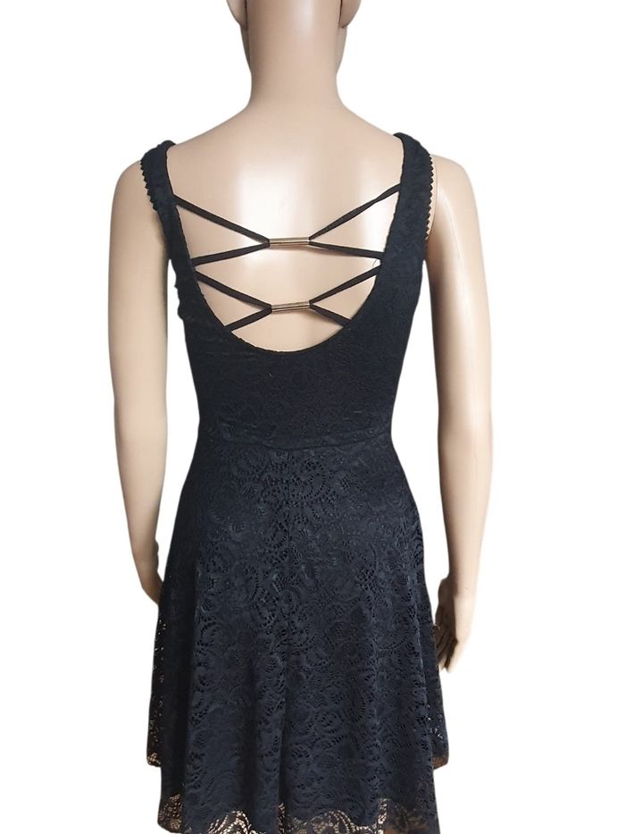 Robe Courte en Dentelle Noire – Élégance à l'Italienne & Dos Travaillé T34
- photo numéro 5