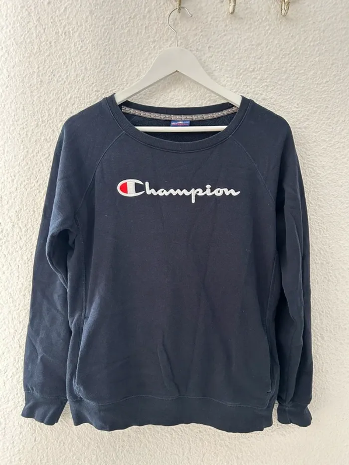 Pull champion brodé bleu à poches