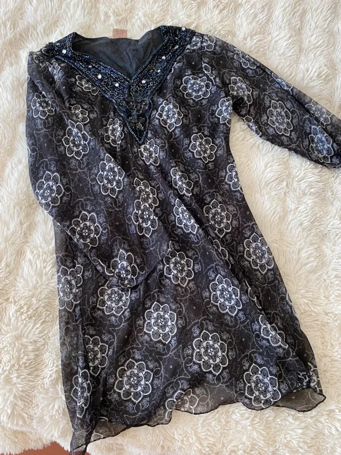 Jolie robe à motif avec col en perle - photo numéro 2
