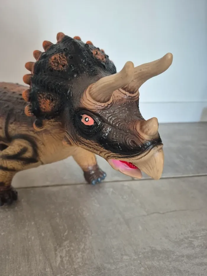 Grande figurine dinosaure Tricératops 🦖 - photo numéro 2