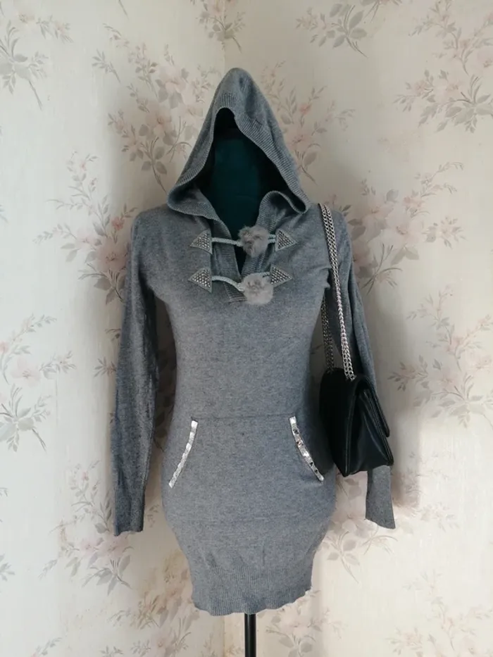 Robe à capuche grise moulante avec poches et ponpons / intrama / (S-M)