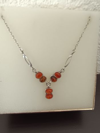 Collier argent et ambre.