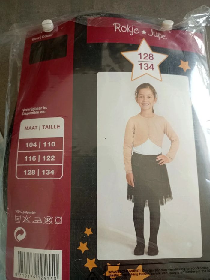 Lot fille 8 ans dont 2 neufs - photo numéro 2