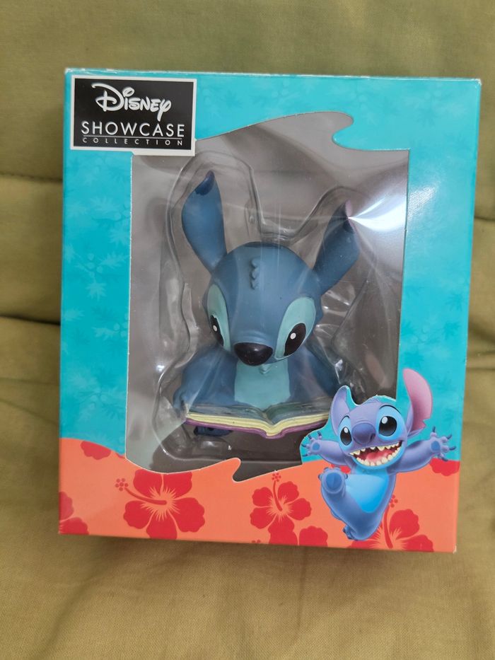 Figurine de stitch lisant un livre