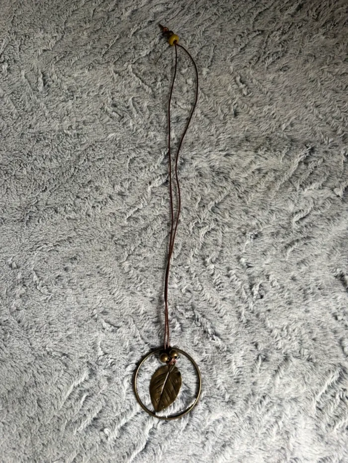 Joli collier sautoir feuille