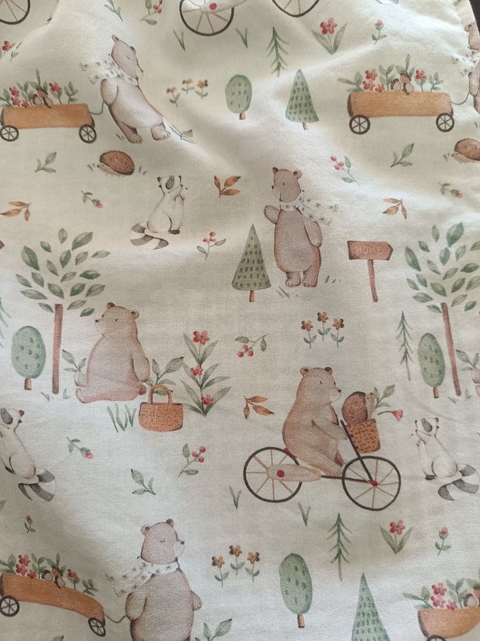 Grande serviette de table lavable , doublée nid d'abeille, élastiquée, maternelle. Ours a vélo - photo numéro 3