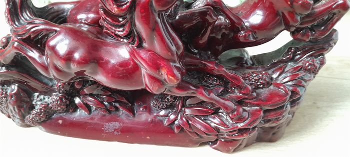Sculpture rouge bordeaux de trois chevaux en résine - photo numéro 3
