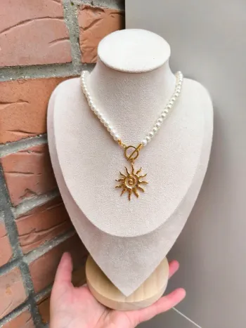 Collier en perles blanches et soleil doré