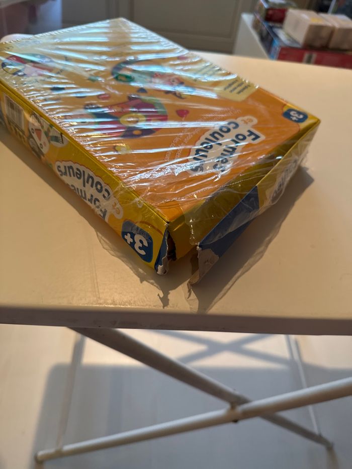 Ravensburger forme, et couleur boîte très abîmée neuf - photo numéro 3