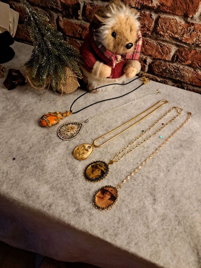 Lot de 5 colliers avec pendentif multicolore