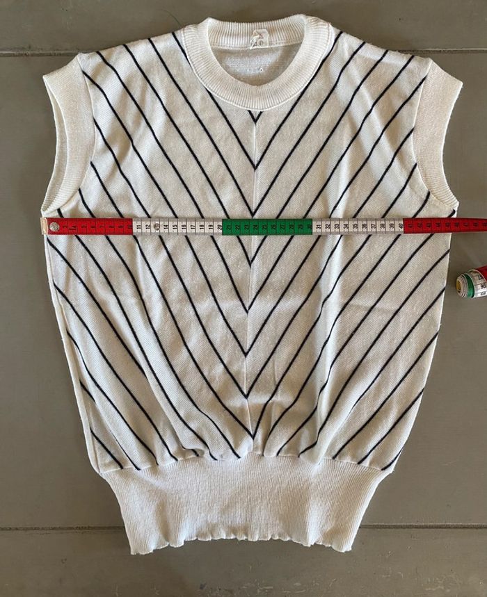 Tee shirt débardeur vintage en maille blanc avec rayures asymétriques noires taille S - photo numéro 9