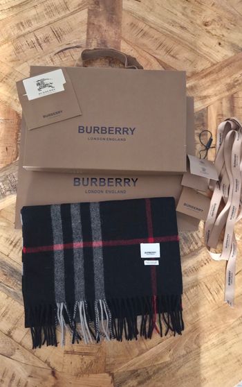 Écharpe Burberry noire Modèle Iconic Check