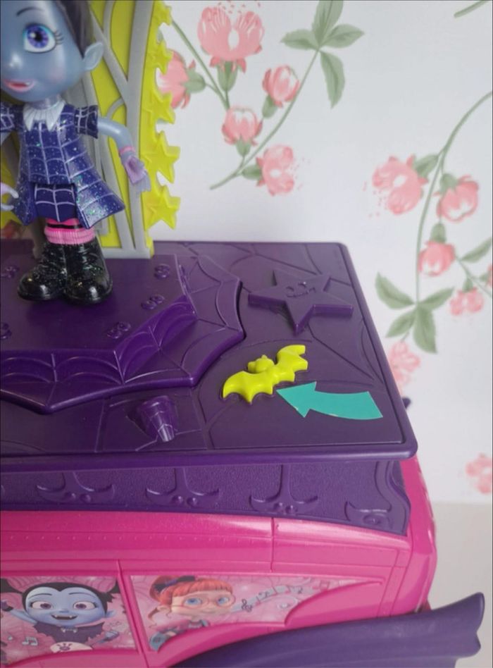 Magnifique Bus Vampirina Rock Disney avec sa petite poupée, le bus fait de la musique et lumières. Très bon état servi deux fois ! Vampirina Disney - photo numéro 6