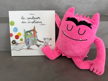 Livre enfant La couleur des émotions avec peluche monstre rose (amour)