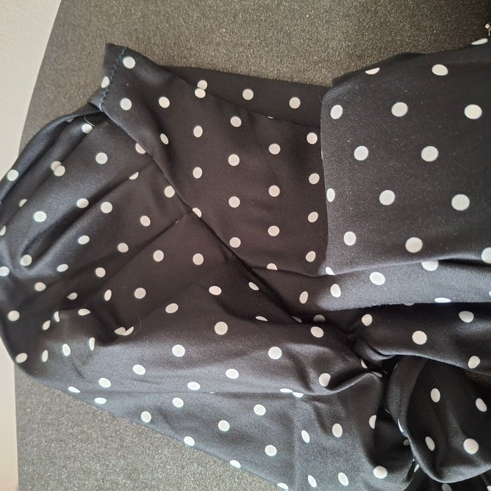 Top courte satiné noir à pois blanc - Pronto Moda - photo numéro 6