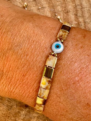 Bracelet réglable cordon écru perles carrées écrues brunes dorées œil