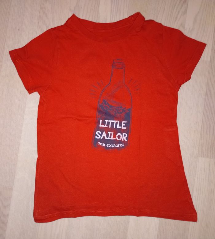Tee-shirt rouge motif bouteille à la mer Kiabi
T. 8 ans