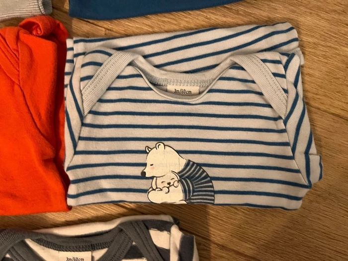 Lot de 5 bodies manche courte petit bateau 3 mois très bon état - photo numéro 4