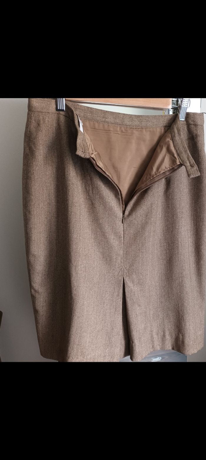 Jolie et élégante jupe chic T40 doublée beige chiné..laine polyester et soie. ..très peu portée 
RODIER - photo numéro 7