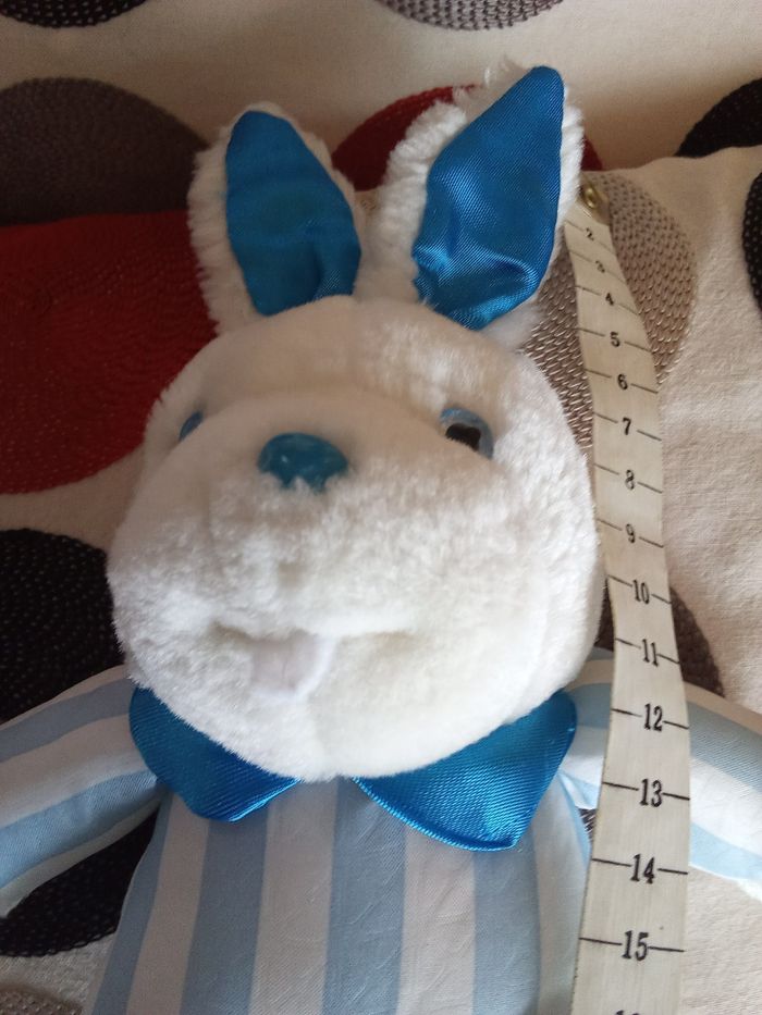 Doudou Pampers  peluche Lapin 25 cm +/-  blanc et bleu bicolore vintage Pampers ancien  vers 1991 rayures   très joli - photo numéro 5