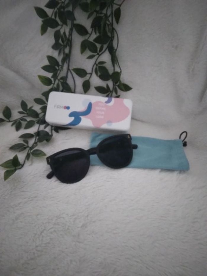 Lunette de soleil noir et dorée neuf