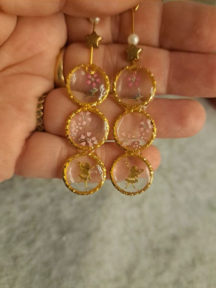 Boucles d'oreilles pendante en résine multicolore et doré - photo numéro 8