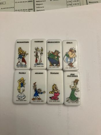 Lot 8 Dominos Astérix. Les Gaulois.
