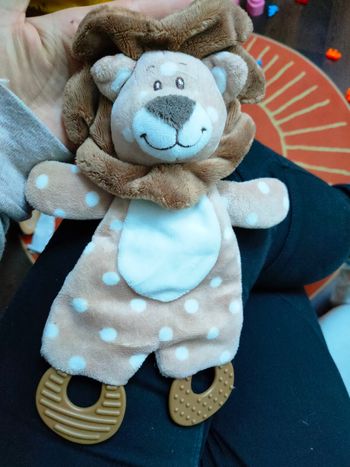 Doudou sensoriel lion
