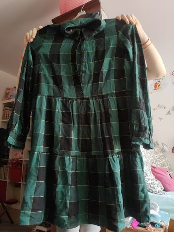 Robe  verte et noire avec fils dorés